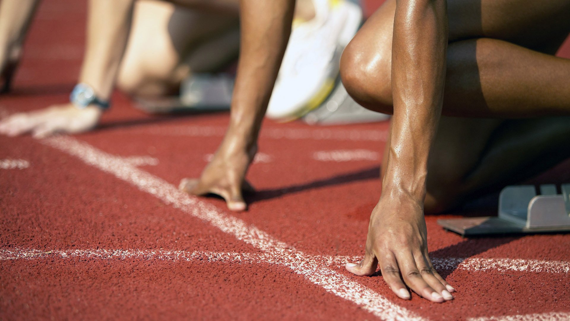 德国男子200米蛙泳选手在预赛中表现出色,晋级半决赛